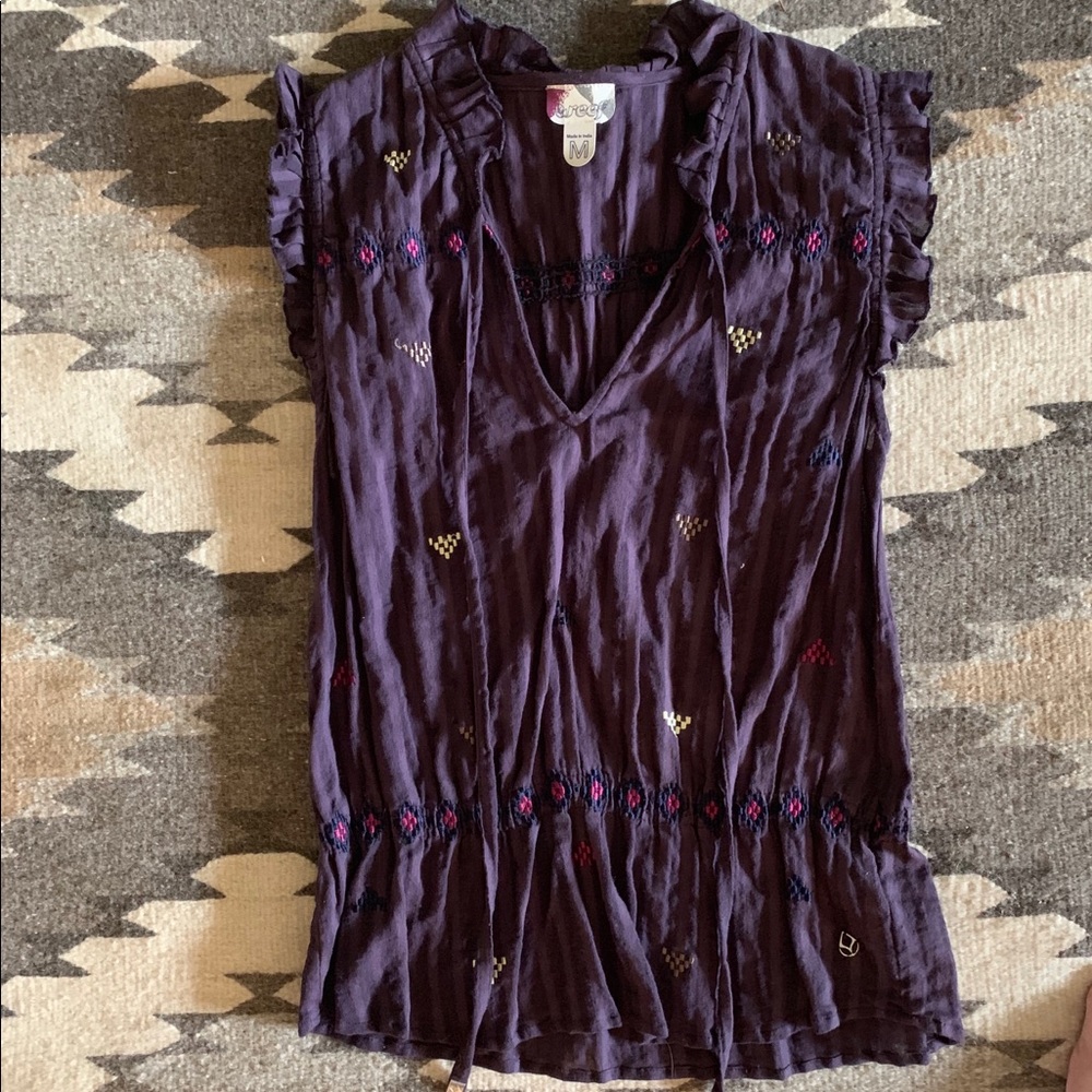 Reef embroidered top • V-neck